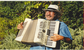 leguineche tocando el acordeón